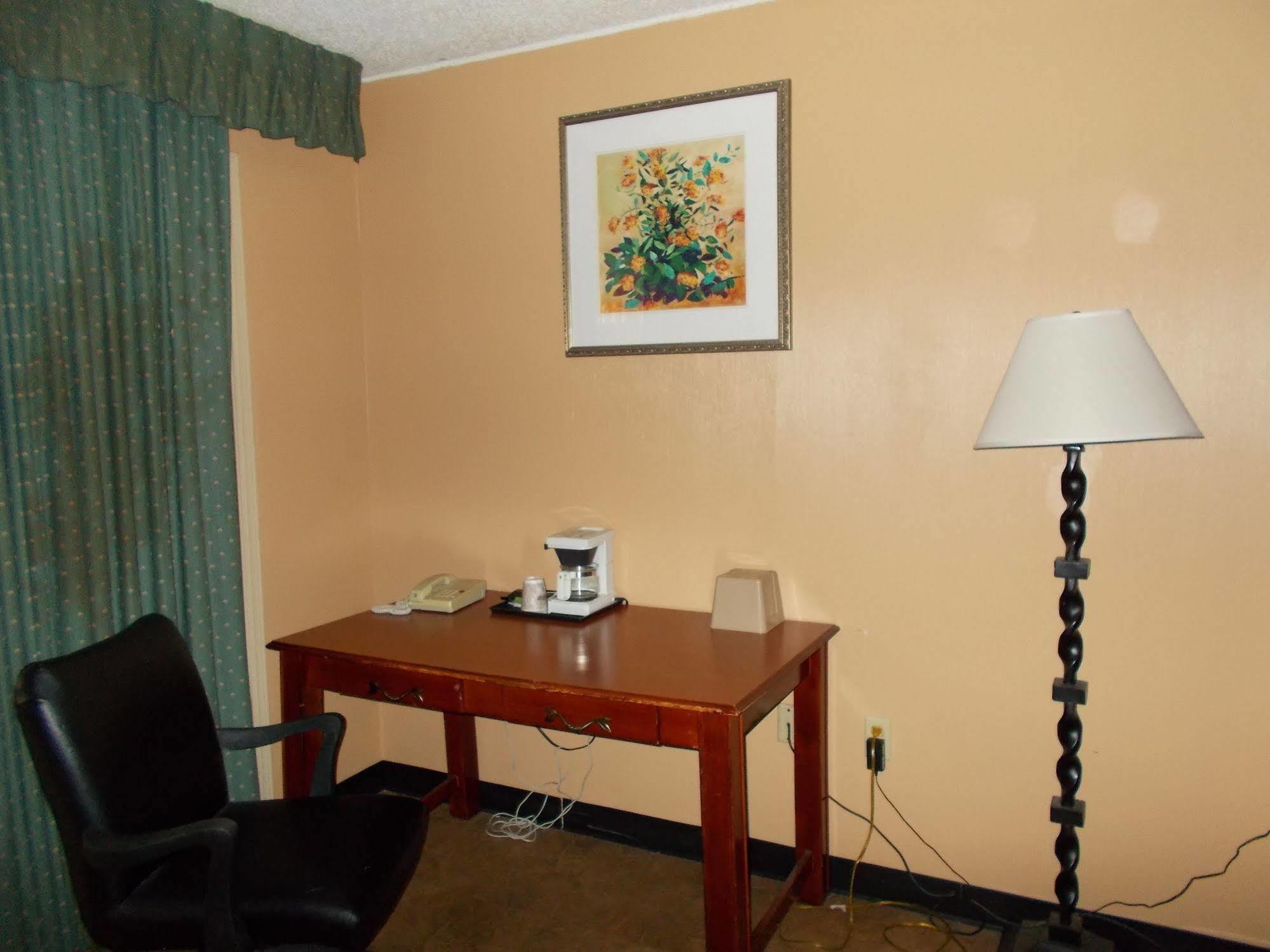 Seasons Inn And Suites Fort Smith Buitenkant foto